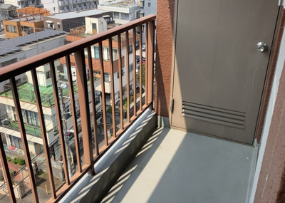 【バルコニー】 | 第一八王子ハイツ | バルコニーは、室外の専用スペースのうち、「屋根がなく開放された空間」であるものを指します。ベランダより広いタイプのものが多く、日当たりもよいため家庭菜園などを楽しみたい人にとって適した環境となります。