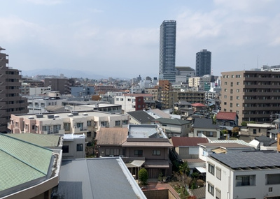 【展望】 | 第一八王子ハイツ | 眺望の良さを楽しめるダイニングキッチンで家族団らんの時間を過ごしてはいかがでしょうか。バルコニーから見える景色を家族で眺める時間は、時間が経つのを忘れてしまいそうですね。是非、現地を見に行きましょう！