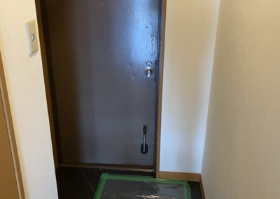 【玄関】 | 第一八王子ハイツ | 玄関は家の顔でもあり、家族以外の目にも止まる場所です。玄関は外との間を仕切る扉、靴などをしまっておく収納スペース、靴脱ぎのたたきスペース、来客とのやり取りをするドアホンなど複数のアイテムからなります。