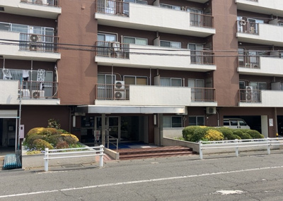 【現況写真】 | 第一八王子ハイツ | 外観はマンション管理がされているかの目安になります。築年数が古いと、壁面は劣化してひび割れが生じることも！建物が古びていても細かいところが修繕されていると、きちんと管理されているなぁと感じるでしょう。