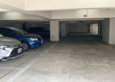 【駐車場】 | 第一八王子ハイツ | 車一台あたりに必要なスペースは、標準サイズの普通自動車で横幅2m50cm、長さ5mは必要になります。ただし、乗降のことも考慮して横幅3m30cm、長さ5m50cmほどは確保できるところを選びましょう。