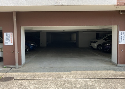 【駐車場】 | 第一八王子ハイツ | 駐車場と明記されていても、最小スペースでつくられた駐車場だと大型車は駐車できなかったり、出入りしにくくなったりする可能性があります。お車のサイズと購入したい物件の駐車場のサイズを現地で確認しましょう。