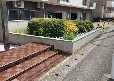 【中庭】 | 第一八王子ハイツ | 中庭（パティオ）とは、一つの建築物の内部に設けられた、壁などで囲われている庭のことを指します。コの字型、ロの字型が主流ですが、L字型の中庭もあります。最近では、インテリア性の高さからも人気があります。