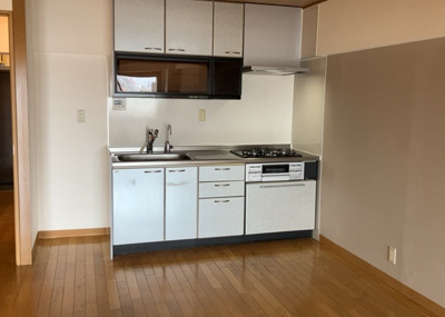 【キッチン】 | 第一八王子ハイツ | L型アイランドタイプは、キッチンからダイニングにもリビングにも目が行き届くので、とても使いやすい配置です。L字型独立タイプは、キッチンを独立させてるためLDKというよりもLDといった様なイメージです。