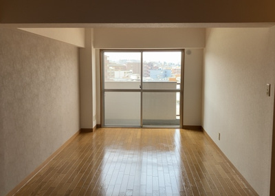 【居間・リビング】 | 第一八王子ハイツ | 直線タイプはLとDKを一直線に並べた形で対面キッチンのタイプです。一般的なのでよく見かけるかもしれません。直線タイプに似た直接アイランドタイプは、キッチンとダイニングの間に壁がない分広く感じられます。