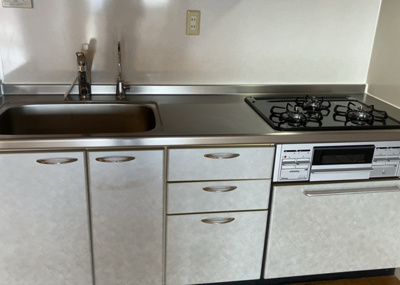 【キッチン】 | 第一八王子ハイツ | 標準的なシステムキッチンの横幅は、165cm～300cm程度です。2100・2400・2550・2700などミリ単位で表記されます。普段どのように料理をするのかを想定しながら合ったサイズを選びましょう