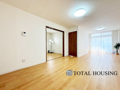 【居間・リビング】 | 中の島クロスハイツ | 居室と隣接しており、引き戸を開放してリビングに空間を作ることもできます。リビングは毎日の暮らしの質を左右するメインステージ。住む人が快適に、健やかに過ごせるリビングで憩いの時間を。