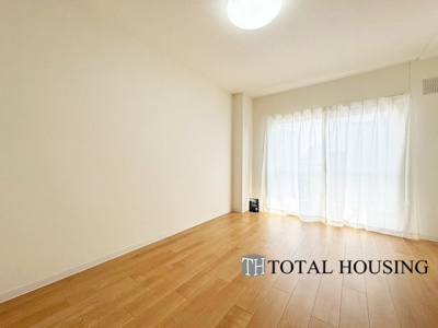 【洋室】 | 中の島クロスハイツ | 洋室　約7.0帖
開放的なバルコニー直結のお部屋です。大きな窓はお日様の光をたっぷり取り込み、明るく癒されるプライベートルームになりそうです。