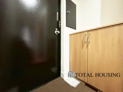 【玄関】 | 中の島クロスハイツ | 清潔感溢れる玄関がお出迎えする本邸宅の物語は、ここからは始まる日常を期待させます。おでかけの時も帰った時も、「我が家」を最初に感じてもらえる素敵な空間に。