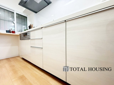 【キッチン】 | 中の島クロスハイツ | キッチンにはうれしい窓付き設計。自然光が差し込み、毎日の料理も気持ちよく。風通しも良く、こもりがちな匂いもサッと換気できます。