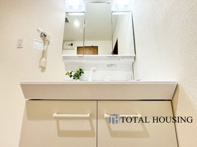 【独立洗面台】 | 中の島クロスハイツ | 一日の始まりの朝、歯磨きをしたりメイクや髪をセットしたり・・・使いやすさが考えられた3面鏡です♪シャワー付水栓で洗面台でのシャンプーや毎日の掃除に大変便利ですね♪