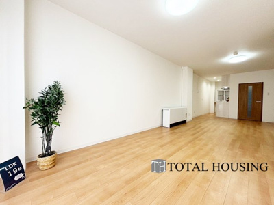 【居間・リビング】 | 中の島クロスハイツ | ここから始まる「日常」はご家族にとって大切で貴重な時間となります。広々としたリビングは、家族の絆を深める場所。心地よい空間で、笑顔あふれるひとときをお楽しみください。