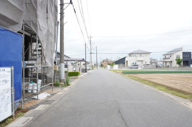 越谷市大字平方 新築分譲住宅の前面道路含む現地写真