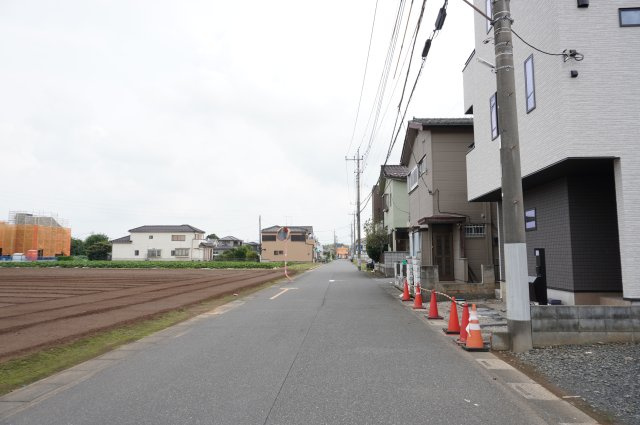 越谷市大字平方 新築分譲住宅の前面道路含む現地写真