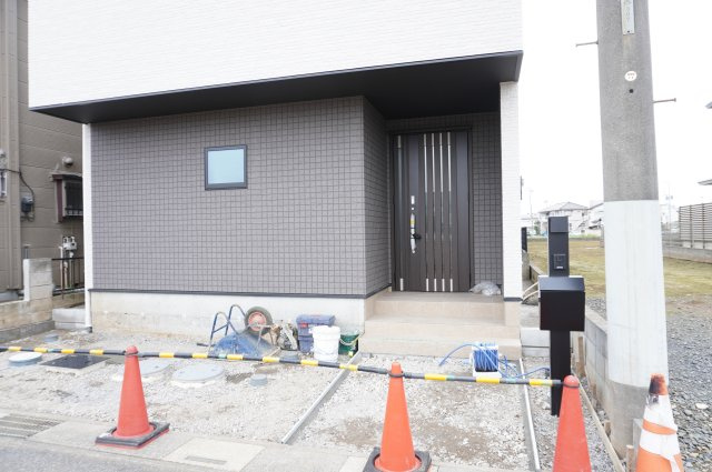 越谷市大字平方 新築分譲住宅の玄関