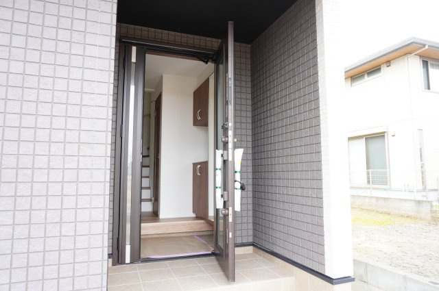 越谷市大字平方 新築分譲住宅の玄関