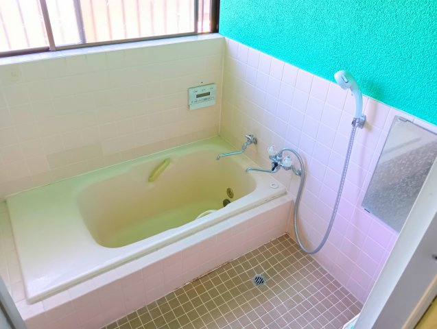 売中古戸建　富士市入山瀬の浴室|窓があるので明るい室内です。ブルーのタイルがアクセントになっています。