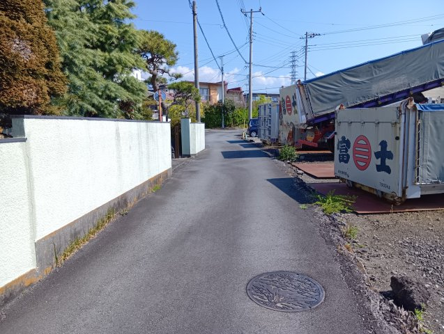 売中古戸建　富士市入山瀬の前面道路含む現地写真|富士富士宮線まで車で1分、新東名高速道路・新富士ICまで車で9分です。