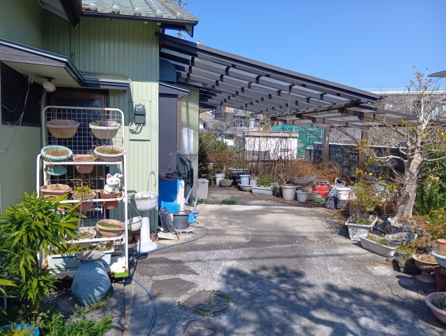 売中古戸建　富士市入山瀬の駐車場|カーポートがあるので大切なお車を雨風・紫外線から守れます。