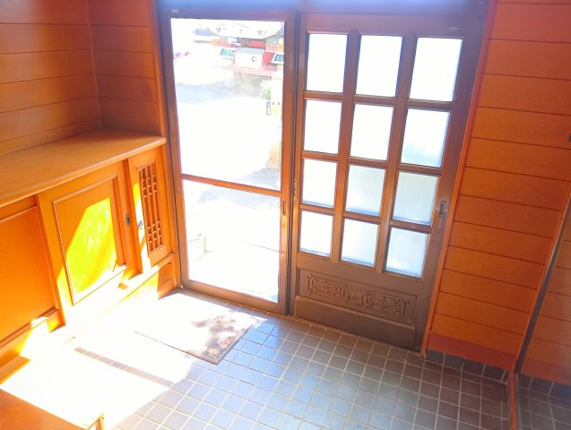 売中古戸建　富士市入山瀬の玄関|玄関は引き戸なので荷物の出し入れが楽です。風の入れ替えも出来て便利です。