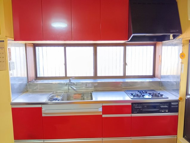 売中古戸建　富士市入山瀬のキッチン|キッチンには窓があり明るく開放的です。壁付けキッチンなので集中してお料理出来ますね。
