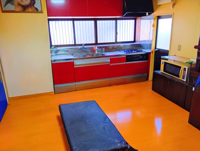 売中古戸建　富士市入山瀬のキッチン|勝手口があります。災害などで万が一玄関から出れなくなった時に、非常口として出る事が出来ます。