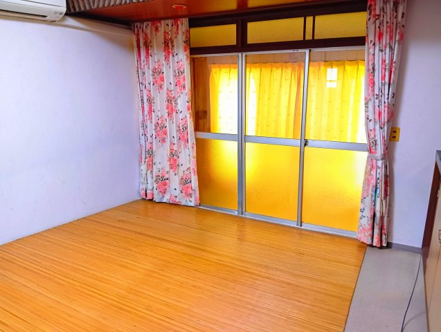 売中古戸建　富士市入山瀬の居間・リビング|大きい窓から入るたっぷりの日差しが嬉しいですね。明るい空間で家族団欒の楽しい時間が過ごせそうですね。