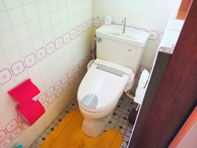 売中古戸建　富士市入山瀬のトイレ|コンパクトな設計で空間を広く感じさせるデザインになっています。