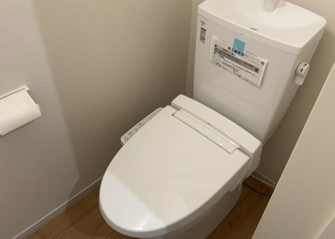 【トイレ】 | トイレは大きさや形、機能、抗菌性などが異なる多種多彩なタイプが各メーカーから出ています。それぞれに良さがあるため、事前にどういったタイプのトイレがいいのかをご家庭内で決めて、内見に行くといいでしょう。