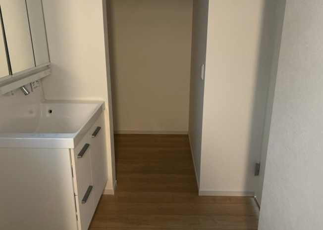 【脱衣所】 | 多くの戸建て住宅で見かける洗面脱衣所は、洗面台と洗濯機が2畳ほどのスペースに並べられていて、洗面所が脱衣所を兼ね備えている間取りが一般的です。お客様が利用することもある、パブリックな空間でもあります。