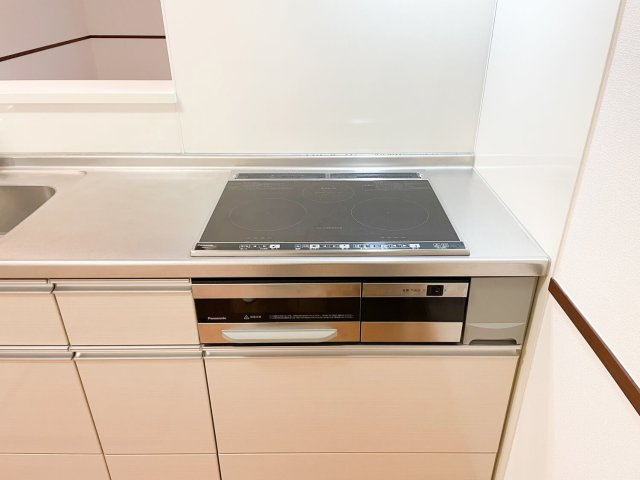 ＣＩＲＲＵＳ　Eのキッチン|３口のIHコンロです。