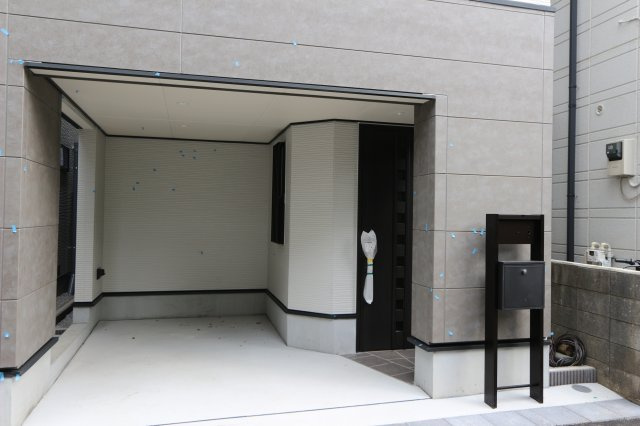 国分寺市東恋ヶ窪３丁目　Ａ号棟の外観|雨の日でも乗降時に濡れないビルトインガレージ採用♪