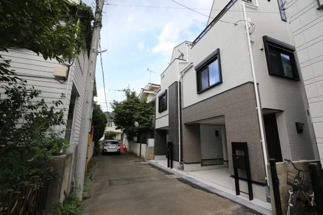 国分寺市東恋ヶ窪３丁目　Ａ号棟の外観|玄関はスマート電子キーを採用。
カードをかざすだけで、玄関の施錠・開錠ができます。重い荷物をもっての出入りがらくらくです。