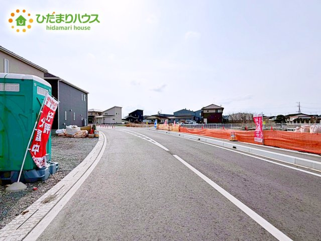 【前面道路含む現地写真】 | 茨城町前田第5　新築戸建　3号棟 | 落ち着いた住環境が魅力的です☆