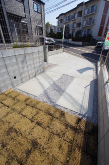 【駐車場】 | 【仲介手数料無料！！】稲城市平尾4丁目　新築戸建て（全2棟）2号棟　5599万円 | 駐車場は奥行きがあるので、詰めれば3台駐車できそうです。