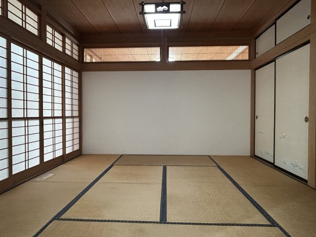 阿見町阿見　5LDKの和室|1階和室8帖の写真です。隣の部屋とは壁で仕切られており、続き間となっておりません。