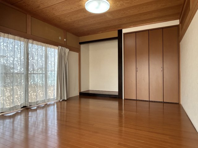 阿見町阿見　5LDKの洋室|1階洋室8帖の写真です。過去に和室から洋室に変更しています。