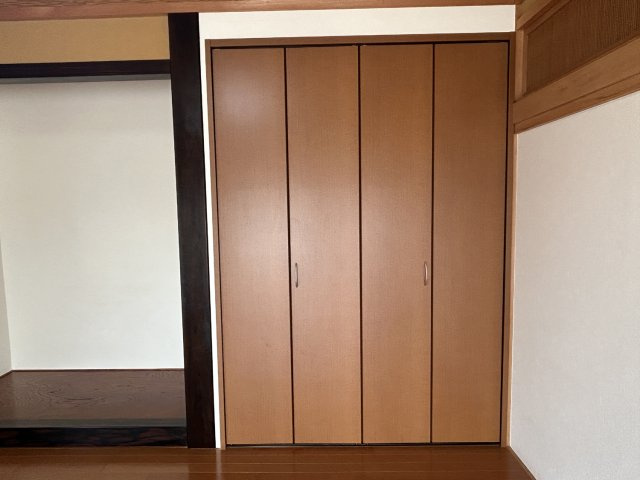 阿見町阿見　5LDKの収納|1階洋室8帖の写真です。