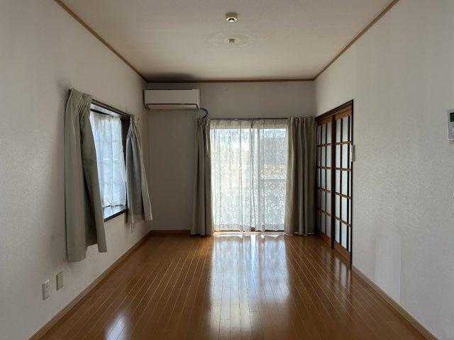 阿見町阿見　5LDKの居間・リビング|リビング・ダイニングは東南側の窓から明るい光が入ってきます。