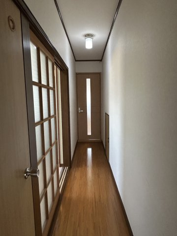 阿見町阿見　5LDKのその他|1階廊下の写真です。
