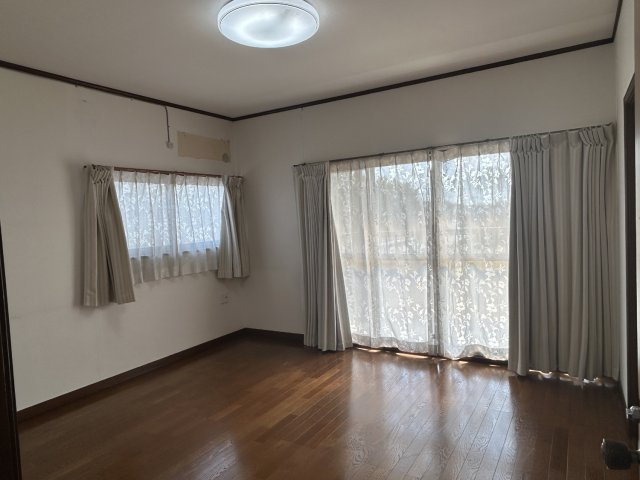 阿見町阿見　5LDKの洋室|2階洋室8帖の写真です。ベランダに出入りできます。