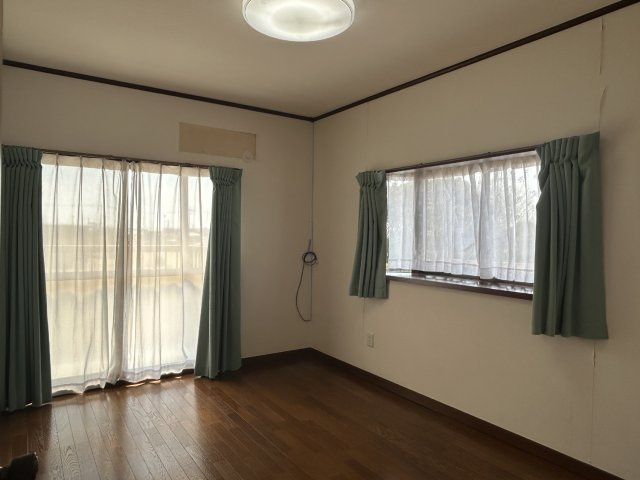 阿見町阿見　5LDKの洋室|2階洋室6帖の写真です。こちらもベランダに出入りできます。