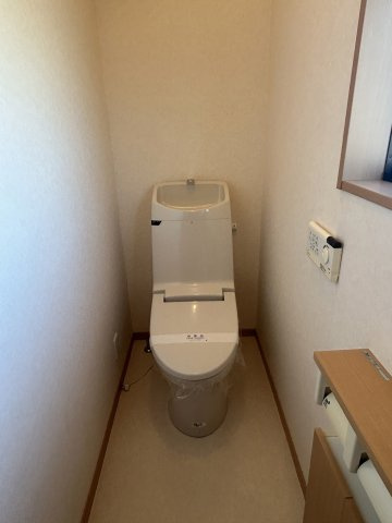 阿見町阿見　5LDKのトイレ|2階トイレの写真です。