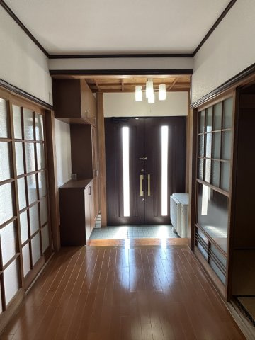 阿見町阿見　5LDKの玄関|玄関ホールは人がすれ違える幅・広さがあります。