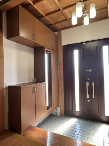 阿見町阿見　5LDKの玄関|玄関ドアの採光から明るい光が入ってきます。