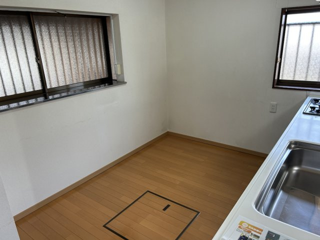 阿見町阿見　5LDKのキッチン|備え付けの棚・家具はありません。お客様のお好みの食器棚を設置して下さい。