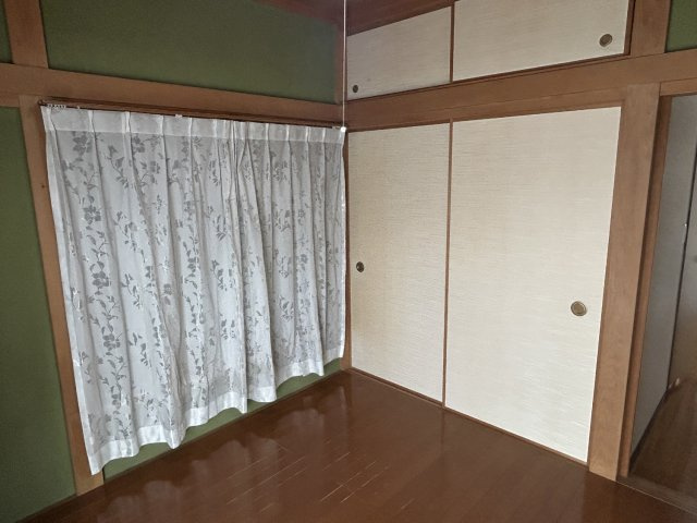 阿見町阿見　5LDKの洋室|1階洋室4.5帖の写真です。書斎はもちろん納戸としても使えます。