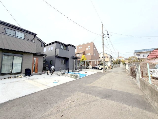 昭島市大神町１丁目　新築戸建の前面道路含む現地写真