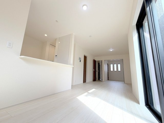 昭島市大神町１丁目　新築戸建の居間・リビング