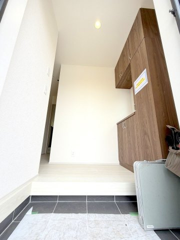 昭島市大神町１丁目　新築戸建の玄関
